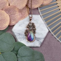 Miedziany ozdobny wisiorek z tęczowym kwarcem solarnym i różowym kwarcem #546