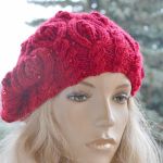 Beret z warkoczem w kolorze czerwonym - na zimę