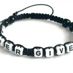 Bransoletka napis NEVER GIVE UP od ManoArte  - Bransoletka z napisem