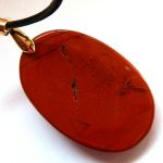 Antystresowy czerwony jaspis mokait, płaskorzeźba Anioł, wisior - 