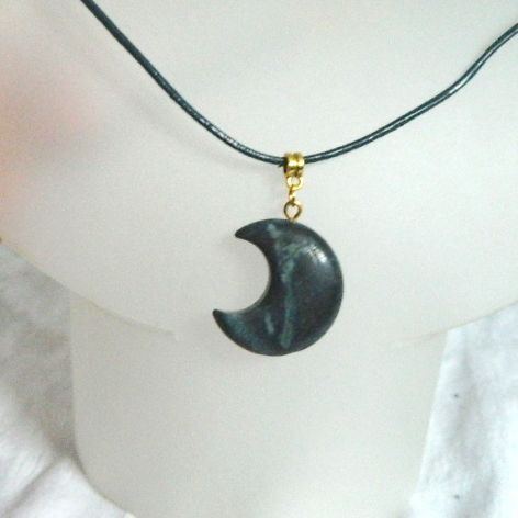 Lapis lazuli, wisiorek - księżyc na rzemyku