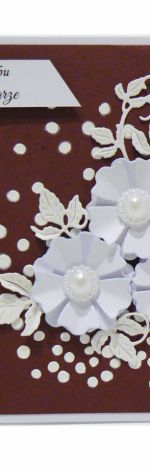 Kartka ślubna białe kwiaty na brązowym tle