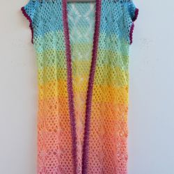 Szydełkowa kamizelka w tęczowych kolorach