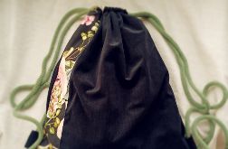 Czarny plecak w jodełkę z kwiatową wstawką