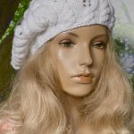 Beret z warkoczem w kolorze białym  - na zimę