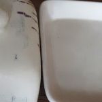 Maselniczka lawenda, kremowa - 3.	zdjęcie przedstawia trzykrotne powiększenie; z prwej strony spód maselnicy gdzie starałam się pokazać rysę