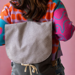 Szary plecak z klapą