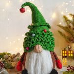 Skrzat Choinka, Skrzat świąteczny, Krasnal do dekoracji - Biała broda wykonana jest z teksturowanej puszystej włóczki. Jest przyjemna i miękka w dotyku.