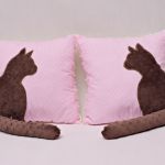 Poduszka z kotem ogon 3D brązowy kot i róż - Poduszki z kotem zestaw