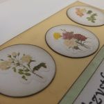 Kartka uniwersalna (1) - Ozdobne żetony z naklejkami kwiatów