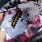 Mini plecak worek w kwiaty – ręcznie szyty z weluru | Unikat dla dzieci 0–4 lat - 