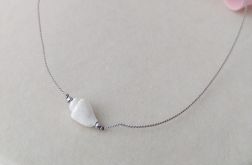 Minimalistyczny naszyjnik z perłą na jedwabnej nici