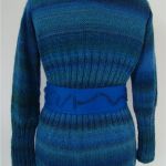 sweter w błękitach z ozdobnym pasem - 