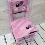 różowe krzesełko z oparciem kot - mebelki do pokoju dziecięcego