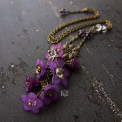 Naszyjnik z fioletowymi kwiatami