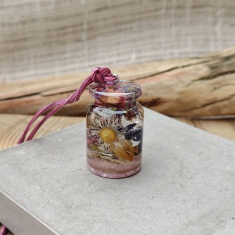 Leśna Kropla – Wisiorek z zatopionymi kwiatami