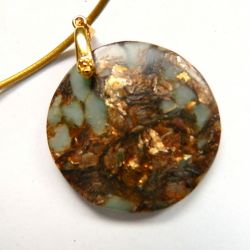 Amazonit z bornitem, duży okrągły wisior w złotej oprawie