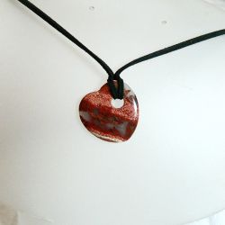 Ochronny jaspis cesarski, asymetryczne serduszko, delikatny wisiorek