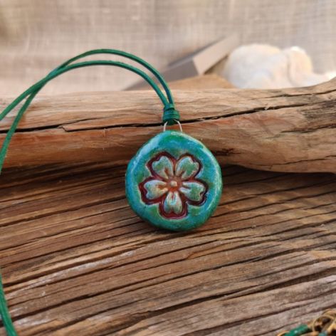 Leśny Kwiat – ręcznie malowana zawieszka z glinki
