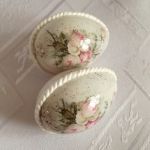 Pisanki  decoupage z różyczkami - Jajeczka z ozdobnym sznureczkiem