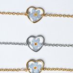 Delikatna, ręcznie robiona bransoletka serduszko z prawdziwą niezapominajką zatopioną w żywicy - 