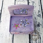 fioletowa toaletka kolorowe kwiaty - toaletka na biżuterię z lustrem