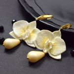 Kolczyki orchidee ze szklaną kroplą - kremowo-złote - kremowe kolczyki orchidee