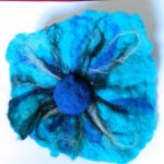 Duża niebieska broszka z filcu, kwiat - 