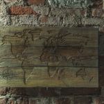 Mapa świata na starych, drewnianych deskach - 