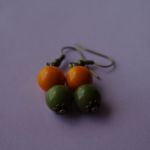 Kolczyki handmade z dwoma kuleczkami oliwka i pomarańcz - Na leżąco