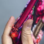 Etui na klucze z weluru w peonie – kwiatowe etui handmade - 