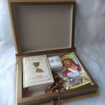 szkatułka-księga z aniołem z mandoliną - w użyciu