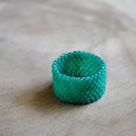 Pierścionek koralikowy zielony 11 - pierścionek na prezent