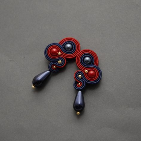 granatowo-czerwone kolczyki lub klipsy sutasz