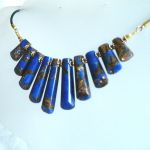 Granatowy jaspis z pirytem, elegancka kolia w złotej oprawie. - 