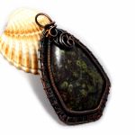 Miedziany wisior z heliotropem tarcza - amulet z kamieniem krwistym