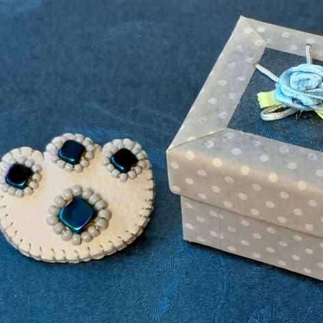 Broszka a la kocia łapka