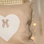 Poszewka na poduszkę z ozdobnym sercem - Poszewka na poduszkę z sercem i kokardką
