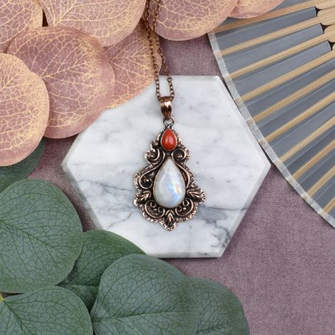 Miedziany ozdobny wisiorek z kamieniem księżycowym i koralem #547
