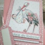 Kartka z okazji narodzin dziewczynki z bocianem - Kartka z kopertą i etykietką ze sznureczkiem