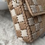Beżowa torebka ręcznie robiona – pleciona kopertówka w stylu boho - Bok torebki