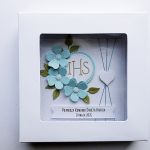 Elegancka kartka na Komunię personalizowana  - KArtka komunijna z niebieskimi kwiatami w pudełku