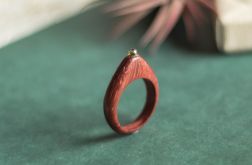 Czerwony pierścionek z peridotem