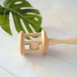 Drewniana grzechotka dla niemowlaka. Handmade