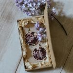 Kolczyki drewniane z kwiatem bzu - Kolczyki z kwiatem bzu