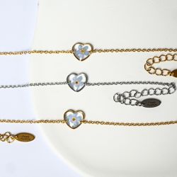 Delikatna, ręcznie robiona bransoletka serduszko z prawdziwą niezapominajką zatopioną w żywicy