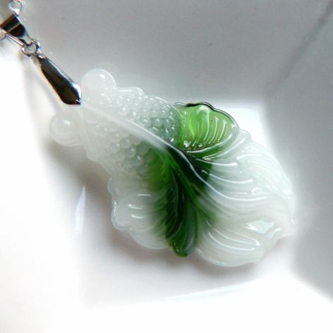 Biało-zielony jadeit, piękny wisiorek z rybką
