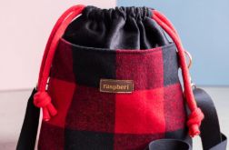 Czarno-czerwona listonoszka z kominem w kratę