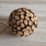Bombka zdobiona plasterkami - zamówienie dla pani Joanny - Handmade bombka z drewienek