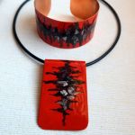 Bransoletka "Tajemnicza czerwień" ręcznie malowana - W komplecie z naszyjnikiem